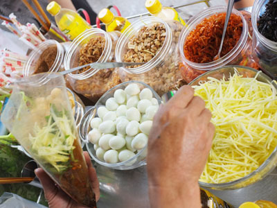Cách làm Bánh tráng trộn Món ăn đường phố rất ghiền Sài Gòn - Tin tức Alobuy Việt Nam