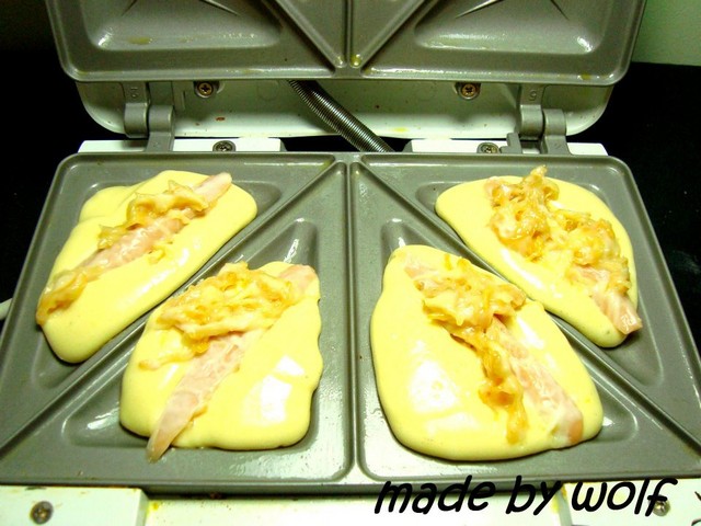 Hướng dẫn cách làm bánh Hotdog tam giác kiểu Việt Nam