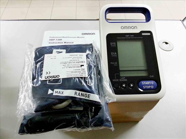 Máy đo huyết áp chuyên dụng Omron HBP-1300-1